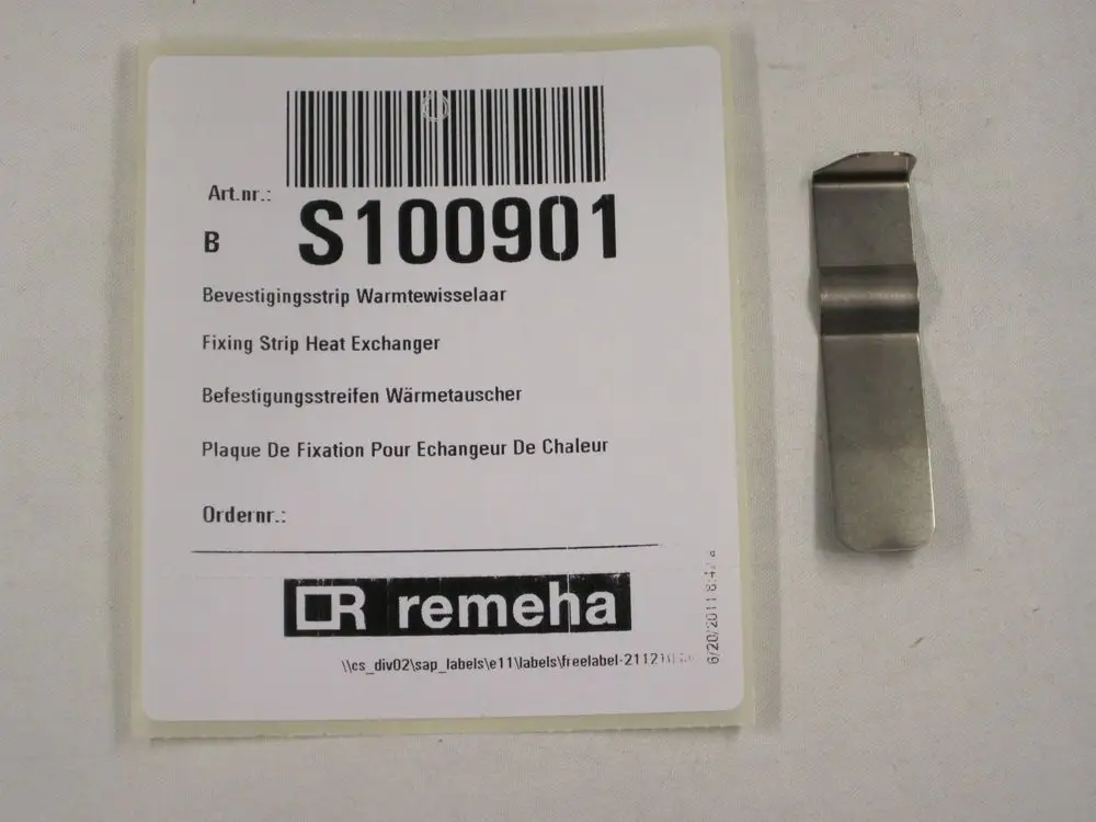 Eisenverbindungselement neben einem Etikett mit Artikelnummer und Informationen zu einem Remeha Wärmetauscher.